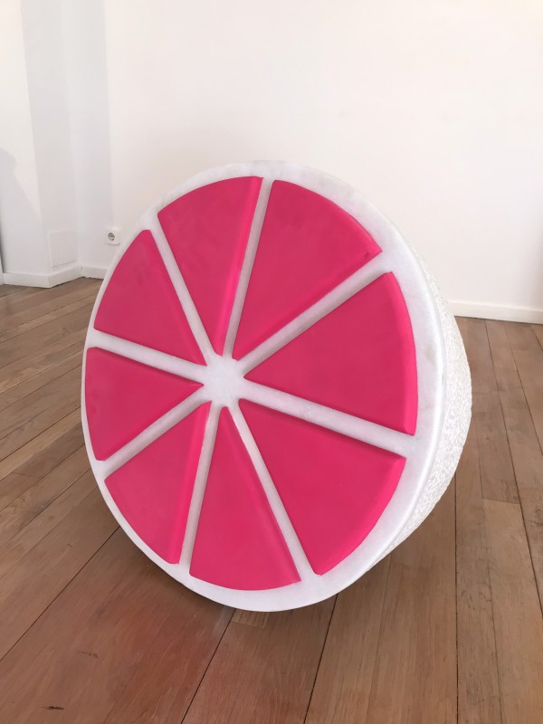 Lemon fluor rosa, 2018, white marble and painting, 70 x 70 x 60 cm.