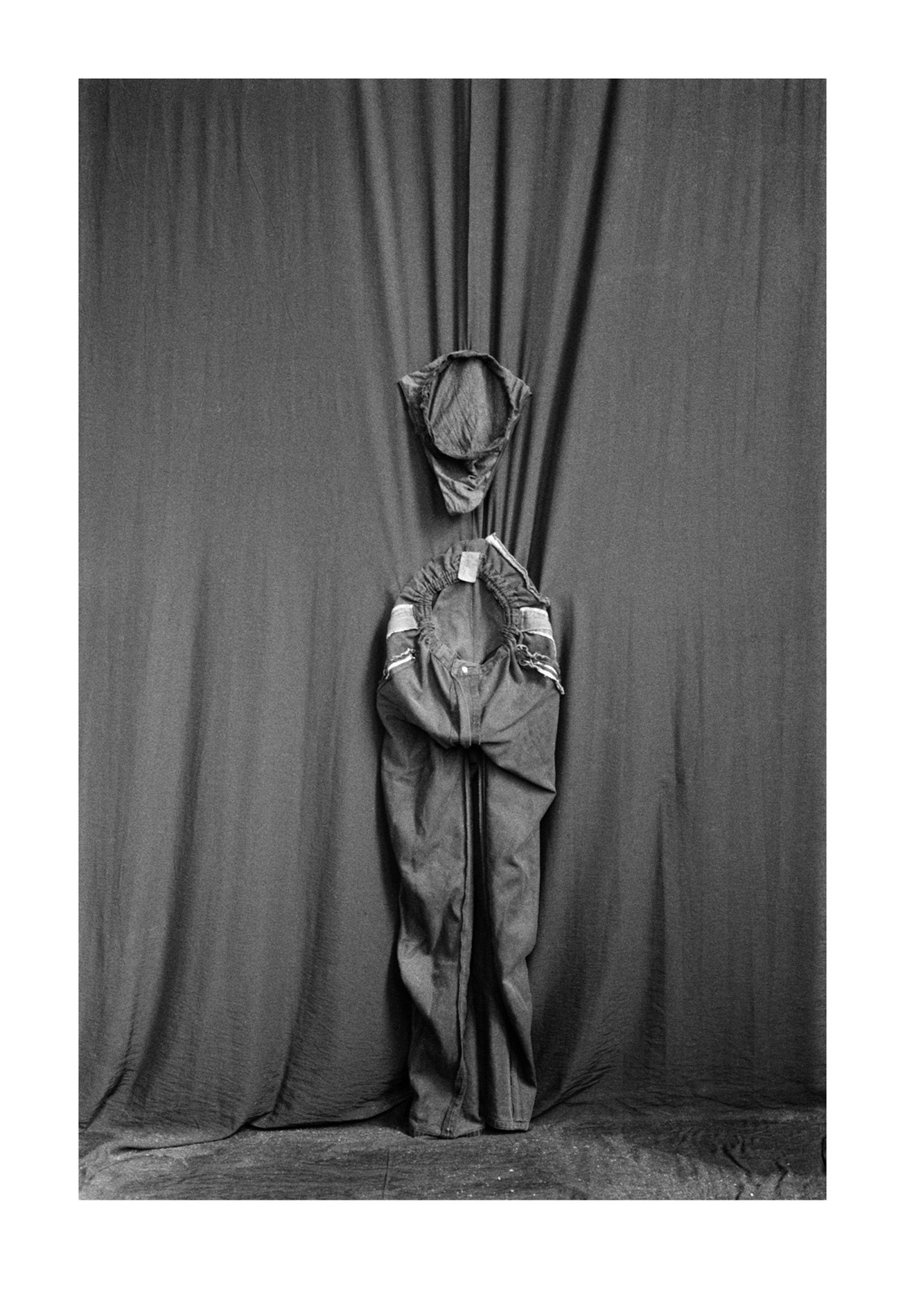 Bragas y pantalon (serie: el ombligo del mundo, doc#4), (ed.3), 2008, fotography, 175 x 120 cm.