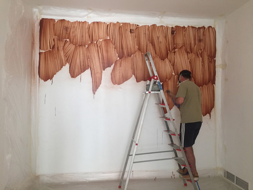 Daniel Verbis durante la realizacion del mural en la Galeria Maior de Palma, septiembre de 2016