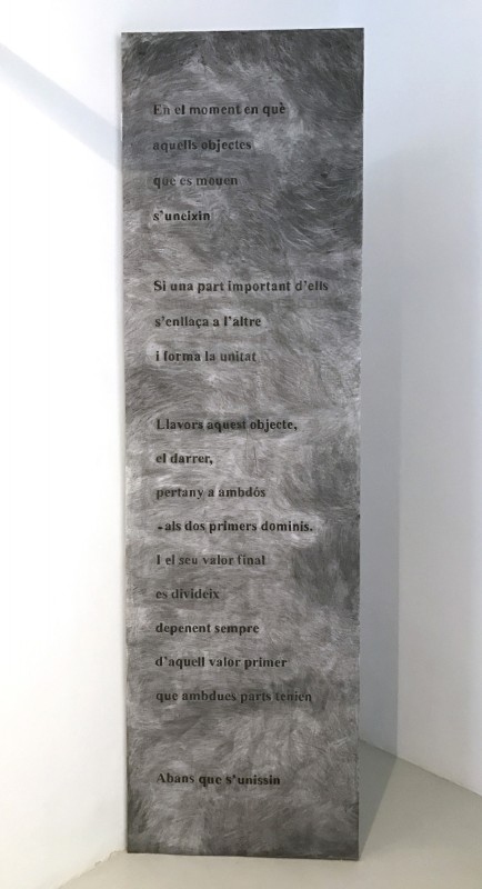 Dibuix, 2016. Carboncillo sobre papel y madera, 285 x 80 cm.