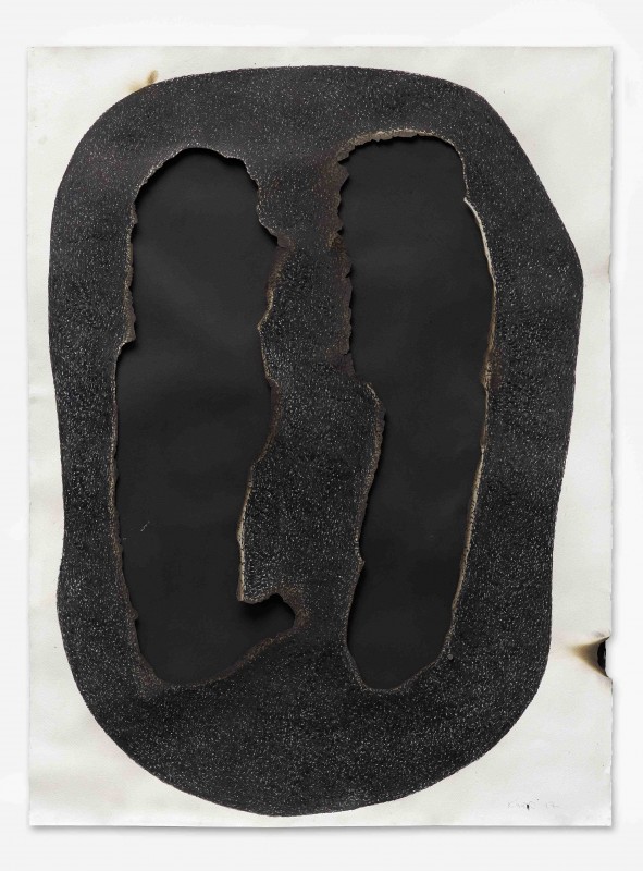 Rift M7, 2017, tinta y quemaduras sobre papel, 153 x 133 cm.