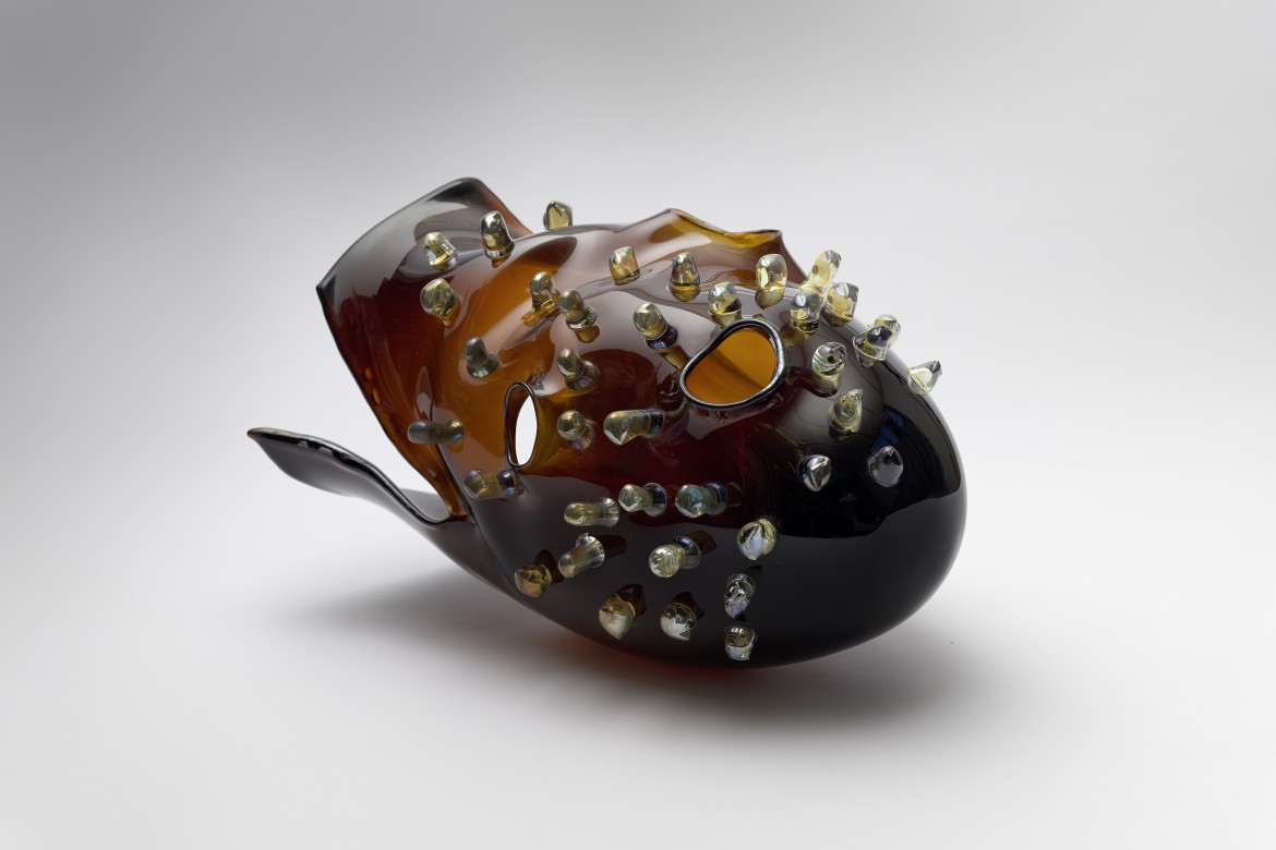 Helmet, 2018, glassblowing, 40 x 30 x 26 cm.