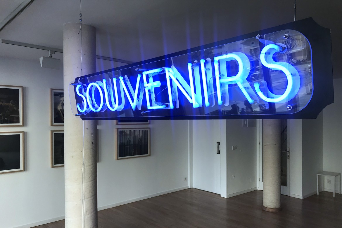 Souvenirs, 2017, 1/3, instalacion letrero con luz nen