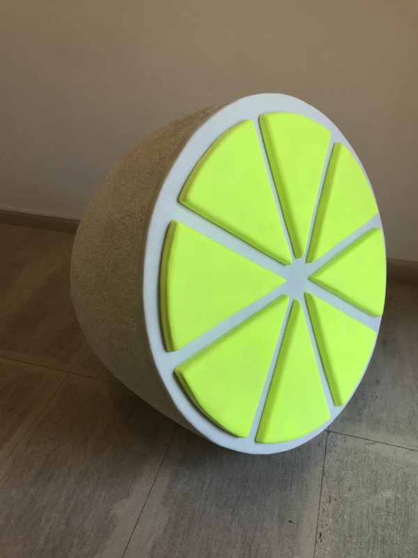 Lemon fluor amarillo, 2018, white marble and painting, 72 x 72 x 72 cm.