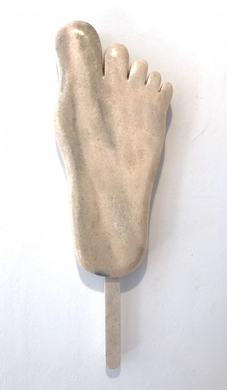 Frigopie, 2017, marmol rosa y travertino, 50 x 17 x 5 cm.