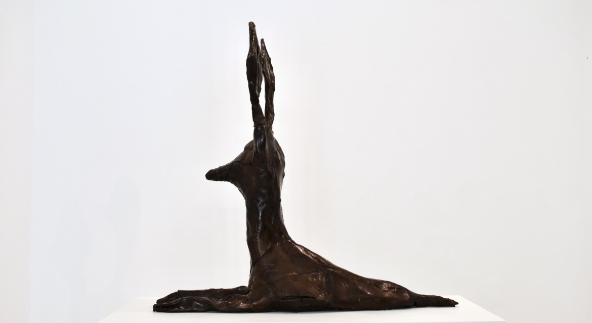 Dog-Rabbit, 2019, resina y pigmentos, 110 x 45 x 115 cm.