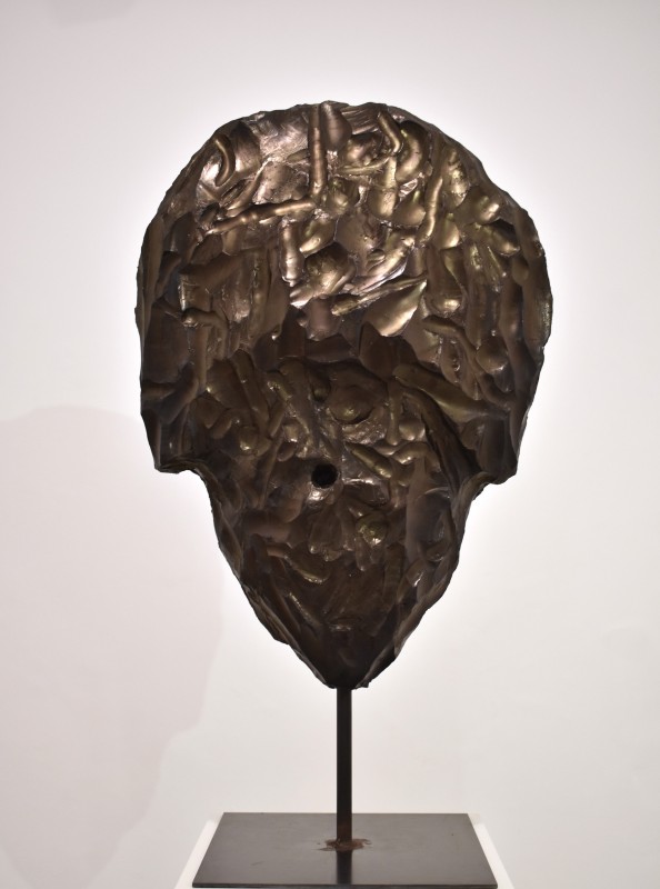 Axe Head, 2019, resina y pigmentos, 82 x 52 x 22 cm.