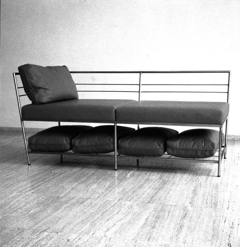 Chaise Longe, 1998, acero inoxidable y piel, 80,5 x 177,5 x 80 cm.