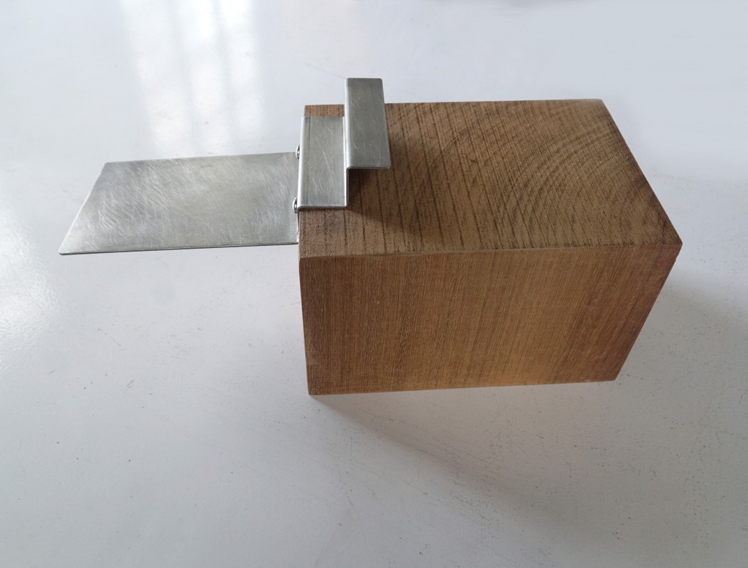 Anonim XXVII, 2022, madera y acero inoxidable, 15 x 33,5 x 14,5 cm.