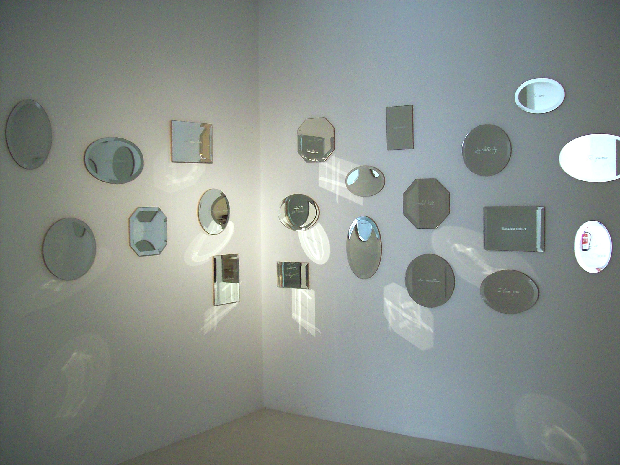 La mirada transparente, espejos, 2011, installation of 23 mirrors